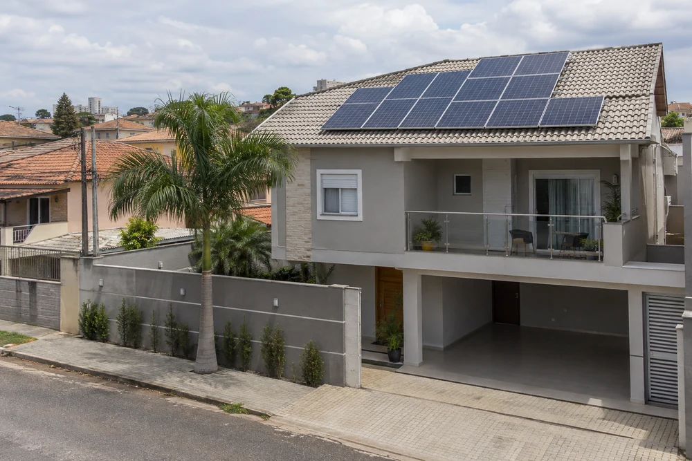 Residência com módulos fotovoltaicos no telhado