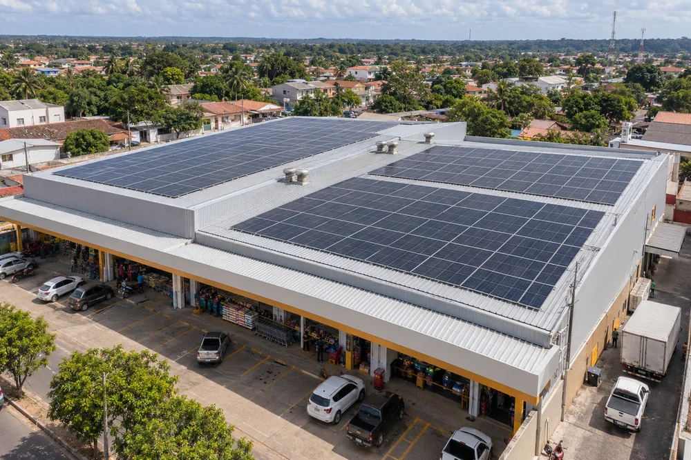 Telhado comercial com módulos fotovoltaicos